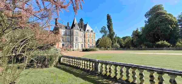 Château du XVIII eme a 1h10 de Paris. Conçu pour accueillir activités professionnelles et vie familiale indépendante.