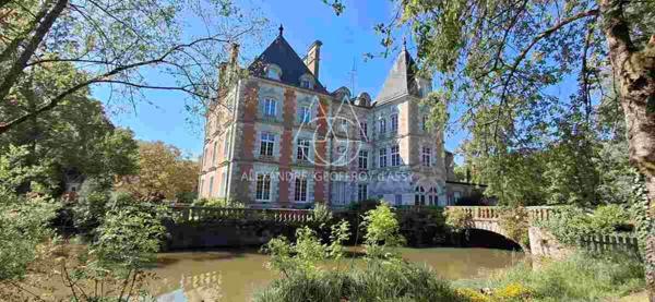 Château du XVIII eme a 1h10 de Paris. Conçu pour accueillir activités professionnelles et vie familiale indépendante.