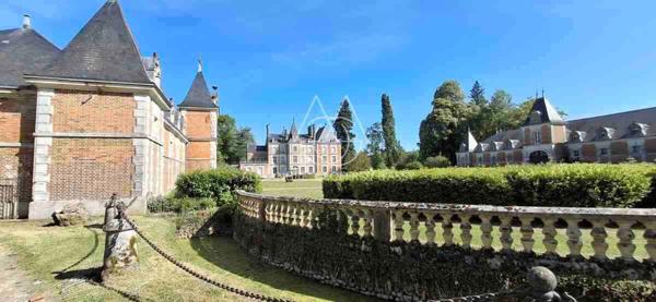Château du XVIII eme a 1h10 de Paris. Conçu pour accueillir activités professionnelles et vie familiale indépendante.