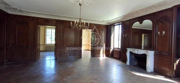 Château du XVIII eme a 1h10 de Paris. Conçu pour accueillir activités professionnelles et vie familiale indépendante.