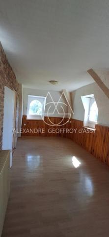 Château du XVIII eme a 1h10 de Paris. Conçu pour accueillir activités professionnelles et vie familiale indépendante.