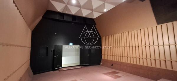 Château du XVIII eme a 1h10 de Paris. Conçu pour accueillir activités professionnelles et vie familiale indépendante.