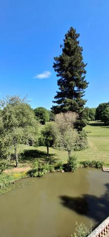 Château du XVIII eme a 1h10 de Paris. Conçu pour accueillir activités professionnelles et vie familiale indépendante.