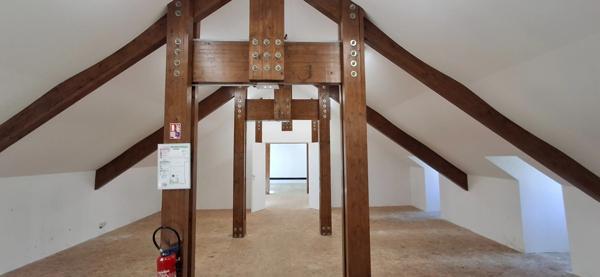 Château du XVIII eme a 1h10 de Paris. Conçu pour accueillir activités professionnelles et vie familiale indépendante.