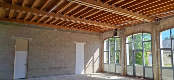 Château du XVIII eme a 1h10 de Paris. Conçu pour accueillir activités professionnelles et vie familiale indépendante.