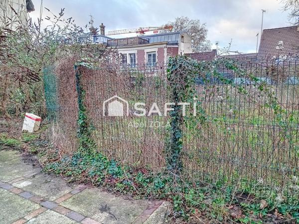 Très beau terrain plat et viabilisé.