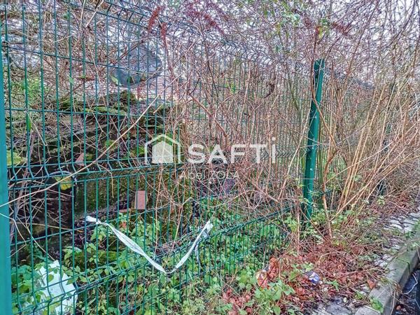 Très beau terrain plat et viabilisé.