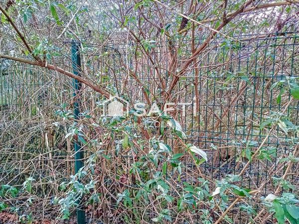 Très beau terrain plat et viabilisé.