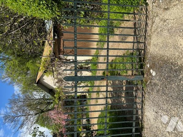 Pavillon des années 1950 sur sous-sol avec terrain et dépendances