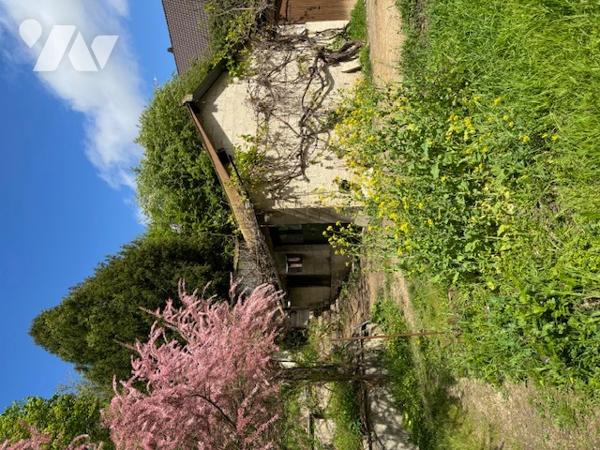 Pavillon des années 1950 sur sous-sol avec terrain et dépendances