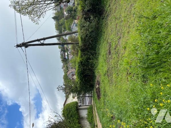 Pavillon des années 1950 sur sous-sol avec terrain et dépendances