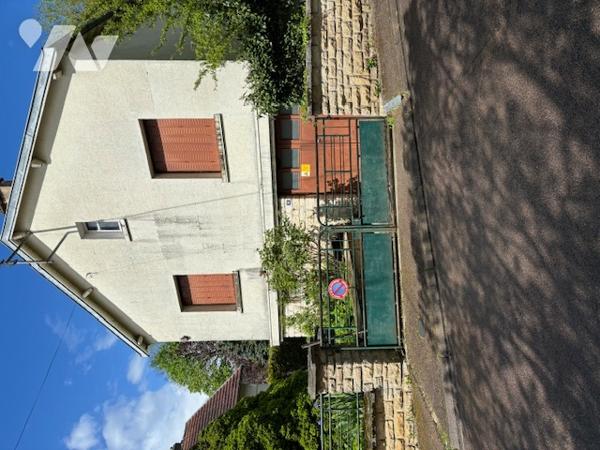 Pavillon des années 1950 sur sous-sol avec terrain et dépendances