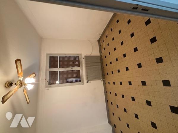 Pavillon des années 1950 sur sous-sol avec terrain et dépendances