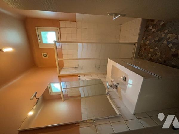 Pavillon des années 1950 sur sous-sol avec terrain et dépendances