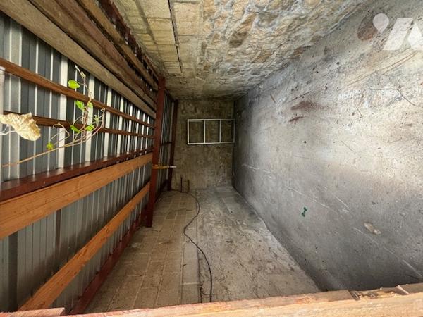 Pavillon des années 1950 sur sous-sol avec terrain et dépendances