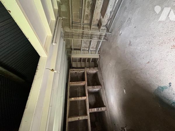 Pavillon des années 1950 sur sous-sol avec terrain et dépendances