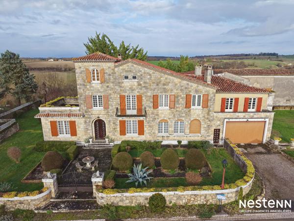 À vendre Maison en pierre de 313 m² avec dépendances sur 1,7 ha à Castelnau-sur-l'Auvignon