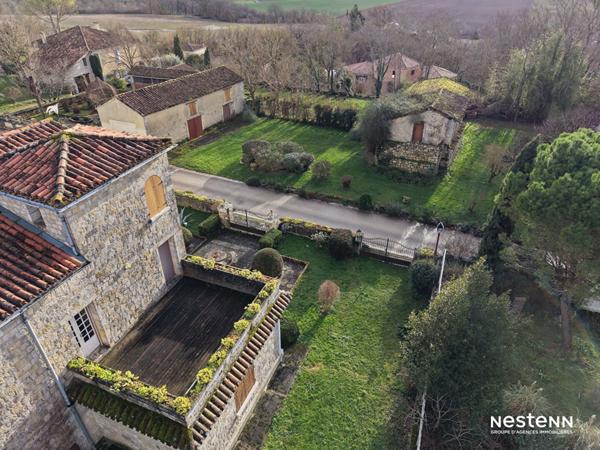 À vendre Maison en pierre de 313 m² avec dépendances sur 1,7 ha à Castelnau-sur-l'Auvignon