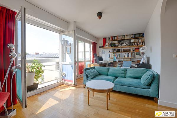 Versailles rive droite appartement 2 pièces 49 m 2 carrez avec cave et box en sus situé au 3 eme et dernier étage. €395 000 ** - Référence 26182