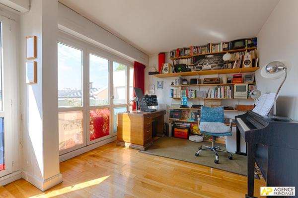 Versailles rive droite appartement 2 pièces 49 m 2 carrez avec cave et box en sus situé au 3 eme et dernier étage. €395 000 ** - Référence 26182