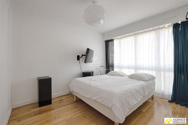 Versailles rive droite appartement 2 pièces 49 m 2 carrez avec cave et box en sus situé au 3 eme et dernier étage. €395 000 ** - Référence 26182