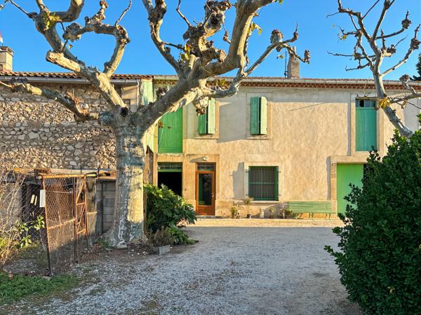 Châteaurenard (13160) Mas provençal en pierre à restaurer sur 3500 m2 de terrain