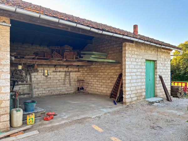 Châteaurenard (13160) Mas provençal en pierre à restaurer sur 3500 m2 de terrain