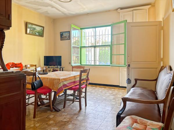 Châteaurenard (13160) Mas provençal en pierre à restaurer sur 3500 m2 de terrain