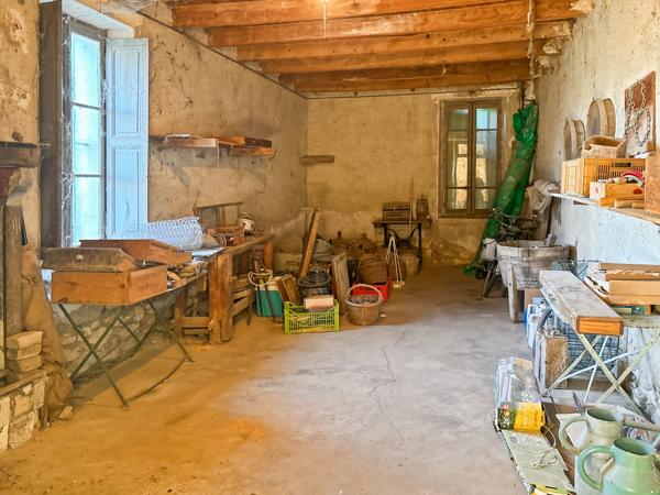 Châteaurenard (13160) Mas provençal en pierre à restaurer sur 3500 m2 de terrain