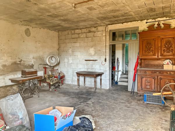 Châteaurenard (13160) Mas provençal en pierre à restaurer sur 3500 m2 de terrain