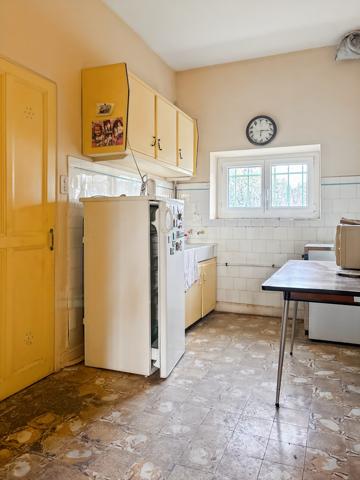 Châteaurenard (13160) Mas provençal en pierre à restaurer sur 3500 m2 de terrain