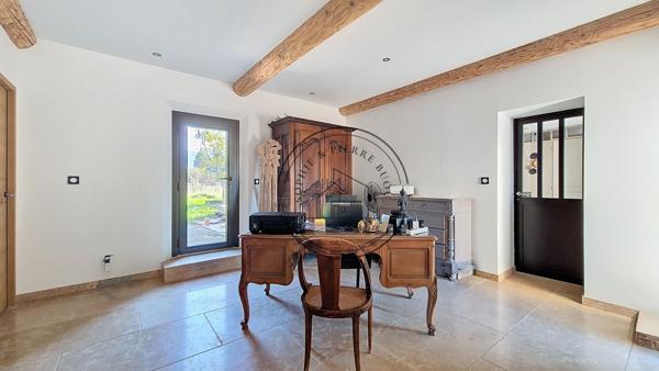 Cheval-Blanc (84460) Mas en pierre rénové sur un hectare avec vue sur le Luberon – Cheval-Blanc