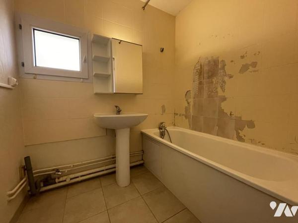 A VENDRE - NANTES - Beaulieu - Au RDC surelevé - appartement T3 d'env 62.03m² avec parking.