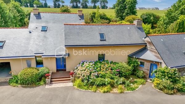 Une maison qui invite à ralentir…

Certaines propriétés séduisent par leurs prestations. 
D'autres procurent, dès les premiers instants, une sensation plus rare : celle de se sentir bien.

Ici, tout commence avant même d'ouvrir la porte.

Le jardin, entièrement aménagé au fil des années, ne cherche pas la perfection. 
Il est vivant, chaleureux, généreux. Les arbres ont grandi, les massifs se mêlent naturellement aux différents espaces de vie et chaque saison révèle une nouvelle palette de couleurs. C'est un jardin que l'on prend plaisir à parcourir, où l'on imagine les repas d'été, les après-midis au bord de la piscine ou tout simplement quelques instants de calme après une journée bien remplie.

Puis la maison se dévoile.

Ancienne longère entièrement rénovée, elle développe près de 230 m² habitables dans un équilibre réussi entre authenticité et confort contemporain. 
Difficile d'imaginer, en s'y installant, que les commerces, écoles et services sont accessibles en moins d'un kilomètre et que Rennes ne se trouve qu'à 15 minutes en voiture.

Le cœur de la maison est sans conteste sa magnifique pièce de vie sous plafond cathédrale. La lumière y entre généreusement grâce aux larges baies vitrées ouvertes sur le jardin, tandis que la charpente apparente rappelle avec élégance le caractère des lieux. (Pour vous aider à projeter votre futur intérieur, une proposition d'aménagement et de décoration virtuelle aux teintes naturelles est intégrée parmi les visuels.)

Pensée pour s'adapter à de nombreux projets de vie, la propriété s'organise autour de deux espaces communicants :

Le premier accueille une cuisine aménagée et équipée avec arrière-cuisine, un vaste salon-séjour, une chambre avec salle d'eau, une mezzanine aménagée en bureau ainsi qu'une suite parentale climatisée avec sa salle de bains.
Le second propose deux chambres, deux salles d'eau et un grand dortoir, offrant un confort idéal pour une grande famille, des adolescents en quête d'indépendance, l'accueil de proches ou encore un projet de chambres d'hôtes ou d’une profession libérale.

À l'extérieur, les 3 179 m² de terrain prolongent naturellement la maison. La piscine couverte s'intègre avec discrétion dans cet environnement verdoyant et permet d'en profiter bien au-delà de la belle saison.

Enfin, un élément mérite d'être souligné. Derrière le charme de cette demeure de caractère se cache une rénovation particulièrement aboutie. 
Son CLASSEMENT ÉNERGÉTIQUE B, rare pour une propriété des années 2000 et de cette superficie, témoigne d'un réel souci de conjuguer cachet, confort et performance énergétique. Pompe à chaleur, panneaux photovoltaïques et rénovation de qualité offrent aujourd'hui un confort de vie appréciable tout en répondant aux attentes de demain.

Cette maison ne se résume pas à ses volumes ou à ses prestations. 
C'est un lieu que l'on découvre, que l'on ressent… et dont il est difficile de repartir sans s'y projeter.