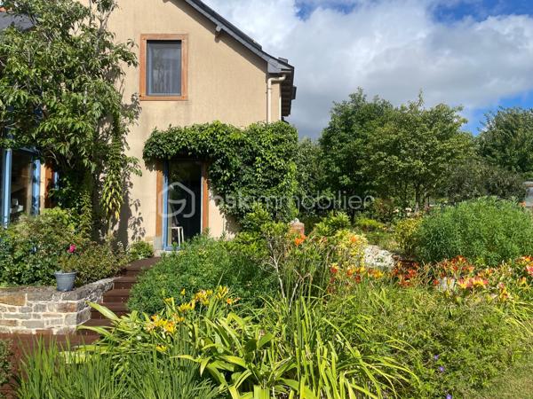 Une maison qui invite à ralentir…

Certaines propriétés séduisent par leurs prestations. 
D'autres procurent, dès les premiers instants, une sensation plus rare : celle de se sentir bien.

Ici, tout commence avant même d'ouvrir la porte.

Le jardin, entièrement aménagé au fil des années, ne cherche pas la perfection. 
Il est vivant, chaleureux, généreux. Les arbres ont grandi, les massifs se mêlent naturellement aux différents espaces de vie et chaque saison révèle une nouvelle palette de couleurs. C'est un jardin que l'on prend plaisir à parcourir, où l'on imagine les repas d'été, les après-midis au bord de la piscine ou tout simplement quelques instants de calme après une journée bien remplie.

Puis la maison se dévoile.

Ancienne longère entièrement rénovée, elle développe près de 230 m² habitables dans un équilibre réussi entre authenticité et confort contemporain. 
Difficile d'imaginer, en s'y installant, que les commerces, écoles et services sont accessibles en moins d'un kilomètre et que Rennes ne se trouve qu'à 15 minutes en voiture.

Le cœur de la maison est sans conteste sa magnifique pièce de vie sous plafond cathédrale. La lumière y entre généreusement grâce aux larges baies vitrées ouvertes sur le jardin, tandis que la charpente apparente rappelle avec élégance le caractère des lieux. (Pour vous aider à projeter votre futur intérieur, une proposition d'aménagement et de décoration virtuelle aux teintes naturelles est intégrée parmi les visuels.)

Pensée pour s'adapter à de nombreux projets de vie, la propriété s'organise autour de deux espaces communicants :

Le premier accueille une cuisine aménagée et équipée avec arrière-cuisine, un vaste salon-séjour, une chambre avec salle d'eau, une mezzanine aménagée en bureau ainsi qu'une suite parentale climatisée avec sa salle de bains.
Le second propose deux chambres, deux salles d'eau et un grand dortoir, offrant un confort idéal pour une grande famille, des adolescents en quête d'indépendance, l'accueil de proches ou encore un projet de chambres d'hôtes ou d’une profession libérale.

À l'extérieur, les 3 179 m² de terrain prolongent naturellement la maison. La piscine couverte s'intègre avec discrétion dans cet environnement verdoyant et permet d'en profiter bien au-delà de la belle saison.

Enfin, un élément mérite d'être souligné. Derrière le charme de cette demeure de caractère se cache une rénovation particulièrement aboutie. 
Son CLASSEMENT ÉNERGÉTIQUE B, rare pour une propriété des années 2000 et de cette superficie, témoigne d'un réel souci de conjuguer cachet, confort et performance énergétique. Pompe à chaleur, panneaux photovoltaïques et rénovation de qualité offrent aujourd'hui un confort de vie appréciable tout en répondant aux attentes de demain.

Cette maison ne se résume pas à ses volumes ou à ses prestations. 
C'est un lieu que l'on découvre, que l'on ressent… et dont il est difficile de repartir sans s'y projeter.