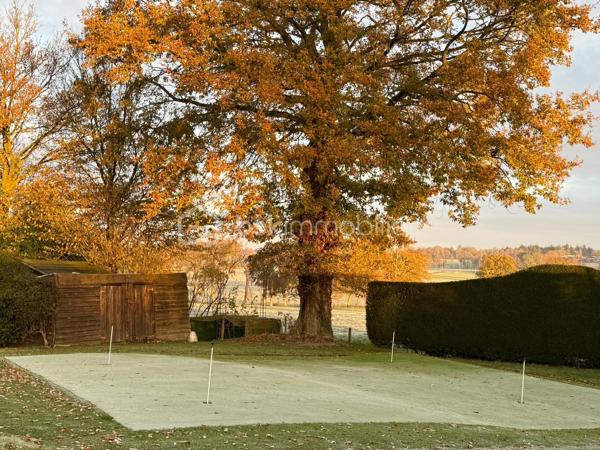 Une maison qui invite à ralentir…

Certaines propriétés séduisent par leurs prestations. 
D'autres procurent, dès les premiers instants, une sensation plus rare : celle de se sentir bien.

Ici, tout commence avant même d'ouvrir la porte.

Le jardin, entièrement aménagé au fil des années, ne cherche pas la perfection. 
Il est vivant, chaleureux, généreux. Les arbres ont grandi, les massifs se mêlent naturellement aux différents espaces de vie et chaque saison révèle une nouvelle palette de couleurs. C'est un jardin que l'on prend plaisir à parcourir, où l'on imagine les repas d'été, les après-midis au bord de la piscine ou tout simplement quelques instants de calme après une journée bien remplie.

Puis la maison se dévoile.

Ancienne longère entièrement rénovée, elle développe près de 230 m² habitables dans un équilibre réussi entre authenticité et confort contemporain. 
Difficile d'imaginer, en s'y installant, que les commerces, écoles et services sont accessibles en moins d'un kilomètre et que Rennes ne se trouve qu'à 15 minutes en voiture.

Le cœur de la maison est sans conteste sa magnifique pièce de vie sous plafond cathédrale. La lumière y entre généreusement grâce aux larges baies vitrées ouvertes sur le jardin, tandis que la charpente apparente rappelle avec élégance le caractère des lieux. (Pour vous aider à projeter votre futur intérieur, une proposition d'aménagement et de décoration virtuelle aux teintes naturelles est intégrée parmi les visuels.)

Pensée pour s'adapter à de nombreux projets de vie, la propriété s'organise autour de deux espaces communicants :

Le premier accueille une cuisine aménagée et équipée avec arrière-cuisine, un vaste salon-séjour, une chambre avec salle d'eau, une mezzanine aménagée en bureau ainsi qu'une suite parentale climatisée avec sa salle de bains.
Le second propose deux chambres, deux salles d'eau et un grand dortoir, offrant un confort idéal pour une grande famille, des adolescents en quête d'indépendance, l'accueil de proches ou encore un projet de chambres d'hôtes ou d’une profession libérale.

À l'extérieur, les 3 179 m² de terrain prolongent naturellement la maison. La piscine couverte s'intègre avec discrétion dans cet environnement verdoyant et permet d'en profiter bien au-delà de la belle saison.

Enfin, un élément mérite d'être souligné. Derrière le charme de cette demeure de caractère se cache une rénovation particulièrement aboutie. 
Son CLASSEMENT ÉNERGÉTIQUE B, rare pour une propriété des années 2000 et de cette superficie, témoigne d'un réel souci de conjuguer cachet, confort et performance énergétique. Pompe à chaleur, panneaux photovoltaïques et rénovation de qualité offrent aujourd'hui un confort de vie appréciable tout en répondant aux attentes de demain.

Cette maison ne se résume pas à ses volumes ou à ses prestations. 
C'est un lieu que l'on découvre, que l'on ressent… et dont il est difficile de repartir sans s'y projeter.