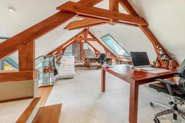 Une maison qui invite à ralentir…

Certaines propriétés séduisent par leurs prestations. 
D'autres procurent, dès les premiers instants, une sensation plus rare : celle de se sentir bien.

Ici, tout commence avant même d'ouvrir la porte.

Le jardin, entièrement aménagé au fil des années, ne cherche pas la perfection. 
Il est vivant, chaleureux, généreux. Les arbres ont grandi, les massifs se mêlent naturellement aux différents espaces de vie et chaque saison révèle une nouvelle palette de couleurs. C'est un jardin que l'on prend plaisir à parcourir, où l'on imagine les repas d'été, les après-midis au bord de la piscine ou tout simplement quelques instants de calme après une journée bien remplie.

Puis la maison se dévoile.

Ancienne longère entièrement rénovée, elle développe près de 230 m² habitables dans un équilibre réussi entre authenticité et confort contemporain. 
Difficile d'imaginer, en s'y installant, que les commerces, écoles et services sont accessibles en moins d'un kilomètre et que Rennes ne se trouve qu'à 15 minutes en voiture.

Le cœur de la maison est sans conteste sa magnifique pièce de vie sous plafond cathédrale. La lumière y entre généreusement grâce aux larges baies vitrées ouvertes sur le jardin, tandis que la charpente apparente rappelle avec élégance le caractère des lieux. (Pour vous aider à projeter votre futur intérieur, une proposition d'aménagement et de décoration virtuelle aux teintes naturelles est intégrée parmi les visuels.)

Pensée pour s'adapter à de nombreux projets de vie, la propriété s'organise autour de deux espaces communicants :

Le premier accueille une cuisine aménagée et équipée avec arrière-cuisine, un vaste salon-séjour, une chambre avec salle d'eau, une mezzanine aménagée en bureau ainsi qu'une suite parentale climatisée avec sa salle de bains.
Le second propose deux chambres, deux salles d'eau et un grand dortoir, offrant un confort idéal pour une grande famille, des adolescents en quête d'indépendance, l'accueil de proches ou encore un projet de chambres d'hôtes ou d’une profession libérale.

À l'extérieur, les 3 179 m² de terrain prolongent naturellement la maison. La piscine couverte s'intègre avec discrétion dans cet environnement verdoyant et permet d'en profiter bien au-delà de la belle saison.

Enfin, un élément mérite d'être souligné. Derrière le charme de cette demeure de caractère se cache une rénovation particulièrement aboutie. 
Son CLASSEMENT ÉNERGÉTIQUE B, rare pour une propriété des années 2000 et de cette superficie, témoigne d'un réel souci de conjuguer cachet, confort et performance énergétique. Pompe à chaleur, panneaux photovoltaïques et rénovation de qualité offrent aujourd'hui un confort de vie appréciable tout en répondant aux attentes de demain.

Cette maison ne se résume pas à ses volumes ou à ses prestations. 
C'est un lieu que l'on découvre, que l'on ressent… et dont il est difficile de repartir sans s'y projeter.