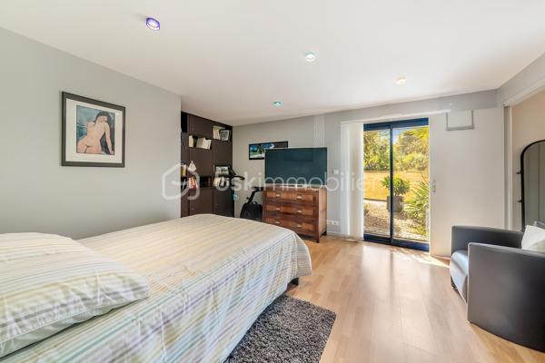 Une maison qui invite à ralentir…

Certaines propriétés séduisent par leurs prestations. 
D'autres procurent, dès les premiers instants, une sensation plus rare : celle de se sentir bien.

Ici, tout commence avant même d'ouvrir la porte.

Le jardin, entièrement aménagé au fil des années, ne cherche pas la perfection. 
Il est vivant, chaleureux, généreux. Les arbres ont grandi, les massifs se mêlent naturellement aux différents espaces de vie et chaque saison révèle une nouvelle palette de couleurs. C'est un jardin que l'on prend plaisir à parcourir, où l'on imagine les repas d'été, les après-midis au bord de la piscine ou tout simplement quelques instants de calme après une journée bien remplie.

Puis la maison se dévoile.

Ancienne longère entièrement rénovée, elle développe près de 230 m² habitables dans un équilibre réussi entre authenticité et confort contemporain. 
Difficile d'imaginer, en s'y installant, que les commerces, écoles et services sont accessibles en moins d'un kilomètre et que Rennes ne se trouve qu'à 15 minutes en voiture.

Le cœur de la maison est sans conteste sa magnifique pièce de vie sous plafond cathédrale. La lumière y entre généreusement grâce aux larges baies vitrées ouvertes sur le jardin, tandis que la charpente apparente rappelle avec élégance le caractère des lieux. (Pour vous aider à projeter votre futur intérieur, une proposition d'aménagement et de décoration virtuelle aux teintes naturelles est intégrée parmi les visuels.)

Pensée pour s'adapter à de nombreux projets de vie, la propriété s'organise autour de deux espaces communicants :

Le premier accueille une cuisine aménagée et équipée avec arrière-cuisine, un vaste salon-séjour, une chambre avec salle d'eau, une mezzanine aménagée en bureau ainsi qu'une suite parentale climatisée avec sa salle de bains.
Le second propose deux chambres, deux salles d'eau et un grand dortoir, offrant un confort idéal pour une grande famille, des adolescents en quête d'indépendance, l'accueil de proches ou encore un projet de chambres d'hôtes ou d’une profession libérale.

À l'extérieur, les 3 179 m² de terrain prolongent naturellement la maison. La piscine couverte s'intègre avec discrétion dans cet environnement verdoyant et permet d'en profiter bien au-delà de la belle saison.

Enfin, un élément mérite d'être souligné. Derrière le charme de cette demeure de caractère se cache une rénovation particulièrement aboutie. 
Son CLASSEMENT ÉNERGÉTIQUE B, rare pour une propriété des années 2000 et de cette superficie, témoigne d'un réel souci de conjuguer cachet, confort et performance énergétique. Pompe à chaleur, panneaux photovoltaïques et rénovation de qualité offrent aujourd'hui un confort de vie appréciable tout en répondant aux attentes de demain.

Cette maison ne se résume pas à ses volumes ou à ses prestations. 
C'est un lieu que l'on découvre, que l'on ressent… et dont il est difficile de repartir sans s'y projeter.
