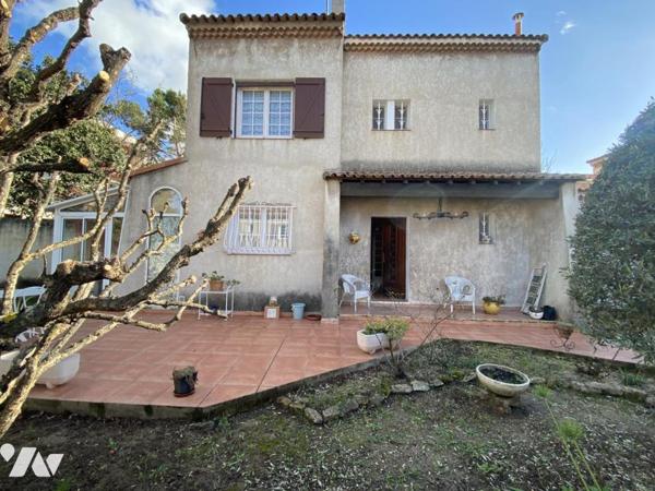 Villa T4 avec jardin et garage.