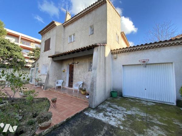 Villa T4 avec jardin et garage.