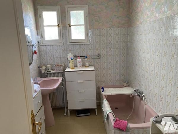 Villa T4 avec jardin et garage.