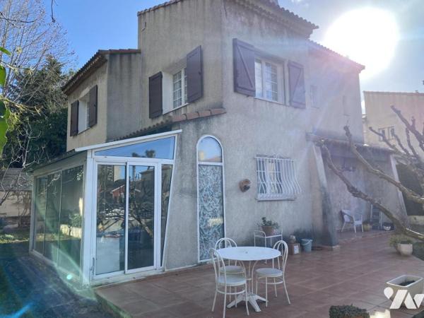 Villa T4 avec jardin et garage.