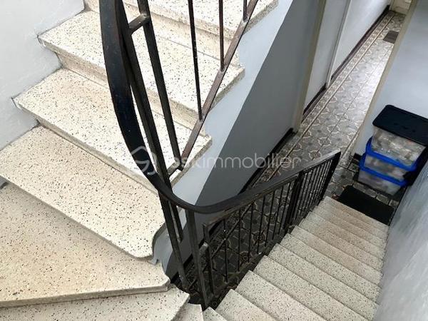Très bonne localisation dans le QUARTIER CREVECOEUR à CALAIS ( 62100 )

Cet IMMEUBLE 3 LOTS vous assurera des REVENUS STABLES et CONFORTABLES.

IL MESURE 194 m2 habitables sur 3 niveaux + terrasse et Rooftop.

Construit vers 1930, il est à proximité du CENTRE-VILLE, de la GARE, des COMMERCES, des ECOLES, de la MAIRIE et des AXES RAPIDES A16 ( Vers Boulogne, Dunkerque, Saint-Omer ). 
Le BUS est GRATUIT dans toute la ville et vers l'UNIVERSITE !

SA CONFIGURATION ACTUELLE :
- GARAGE avec accès indépendant d'une surface d'env. 30 m2
- RDC :  APPARTEMENT T2 ou T3, avec TERRASSE et dépendance privative ( de légers travaux de confort seront nécessaires avant remise en location, ou en colocation possible pour 2 étudiants, ou en courte durée )
- ETAGE 1 : APPARTEMENT T3 avec ROOFTOP ( excellente locataire en place depuis plus de 30 ans )
- ETAGE 2 : APPARTEMENT T3 ( locataire en place depuis plus de 2 ans )

SES ASPECTS TECHNIQUES :
- Un HALL avec CAGE D'ESCALIER
- DALLE BETON
- Les MENUISERIES sont en double vitrage ( certaines avec volets roulants ).
- 4 COMPTEURS D'ELECTRICITE ( 3 pour les logements et 1 pour les communs ).
- 3 COMPTEURS D'EAU.
- Le CHAUFFAGE est individuel et électrique
- L'ASSAINISSEMENT est tout à l'égout.
- Une CAVE est accessible des communs.
- L'EAU CHAUDE est généré par des ballons électriques individuels.
- TOITURE REFAITE en 2018

LES NOTIONS ECONOMIQUES :
- L'immeuble est géré par une agence ( des économies sont réalisables )
- Les logements sont loués ( il reste les travaux à terminer sur l'appartement du RDC ).
- LOYERS NETS ACTUELS 45 + 375 + 480 + 600 ( futur loyer du rdc )  = 1500 x 12 = 18000 ( 10,35 % brut )
- DES PROVISIONS POUR CHARGES 5 + 30 + 30 + 30  = 95 mois x 12 = 1140 /an ( c'est très largement suffisant )
- TAXE FONCIERE 1635 /an.
- Les locataires sont en place depuis de nombreuses années. L'appartement du rdc ( vous avez les photos ) a été loué pendant pus de 35 ans par la même personne qui vient de décéder. Il est aménageable en T2 ou T3, pour de la colocation ou de la coure durée. 

DES VIDEOS ( du premier et du rdc ) SONT DISPONIBLES !

Encore une BONNE AFFAIRE présentée par Gilles O6 3O 89 OO O8

Je vous invite à visiter mon site : BSK gilles fourrier, à consommer sans modération.
Pour nos investisseurs, nous sommes en recherche de biens immobiliers locatifs à Vendre sur l'ensemble du Littoral.
N'hésitez pas à nous demander une ESTIMATION de VOTRE IMMEUBLE...ELLE VOUS SERA OFFERTE !
Je suis à votre disposition,  pour vous présenter la qualité et la puissance de nos actions commerciales,  qui transforment nos VENTES,  en de très BELLES REUSSITES IMMOBILIERES