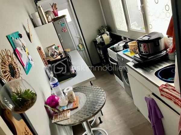 Très bonne localisation dans le QUARTIER CREVECOEUR à CALAIS ( 62100 )

Cet IMMEUBLE 3 LOTS vous assurera des REVENUS STABLES et CONFORTABLES.

IL MESURE 194 m2 habitables sur 3 niveaux + terrasse et Rooftop.

Construit vers 1930, il est à proximité du CENTRE-VILLE, de la GARE, des COMMERCES, des ECOLES, de la MAIRIE et des AXES RAPIDES A16 ( Vers Boulogne, Dunkerque, Saint-Omer ). 
Le BUS est GRATUIT dans toute la ville et vers l'UNIVERSITE !

SA CONFIGURATION ACTUELLE :
- GARAGE avec accès indépendant d'une surface d'env. 30 m2
- RDC :  APPARTEMENT T2 ou T3, avec TERRASSE et dépendance privative ( de légers travaux de confort seront nécessaires avant remise en location, ou en colocation possible pour 2 étudiants, ou en courte durée )
- ETAGE 1 : APPARTEMENT T3 avec ROOFTOP ( excellente locataire en place depuis plus de 30 ans )
- ETAGE 2 : APPARTEMENT T3 ( locataire en place depuis plus de 2 ans )

SES ASPECTS TECHNIQUES :
- Un HALL avec CAGE D'ESCALIER
- DALLE BETON
- Les MENUISERIES sont en double vitrage ( certaines avec volets roulants ).
- 4 COMPTEURS D'ELECTRICITE ( 3 pour les logements et 1 pour les communs ).
- 3 COMPTEURS D'EAU.
- Le CHAUFFAGE est individuel et électrique
- L'ASSAINISSEMENT est tout à l'égout.
- Une CAVE est accessible des communs.
- L'EAU CHAUDE est généré par des ballons électriques individuels.
- TOITURE REFAITE en 2018

LES NOTIONS ECONOMIQUES :
- L'immeuble est géré par une agence ( des économies sont réalisables )
- Les logements sont loués ( il reste les travaux à terminer sur l'appartement du RDC ).
- LOYERS NETS ACTUELS 45 + 375 + 480 + 600 ( futur loyer du rdc )  = 1500 x 12 = 18000 ( 10,35 % brut )
- DES PROVISIONS POUR CHARGES 5 + 30 + 30 + 30  = 95 mois x 12 = 1140 /an ( c'est très largement suffisant )
- TAXE FONCIERE 1635 /an.
- Les locataires sont en place depuis de nombreuses années. L'appartement du rdc ( vous avez les photos ) a été loué pendant pus de 35 ans par la même personne qui vient de décéder. Il est aménageable en T2 ou T3, pour de la colocation ou de la coure durée. 

DES VIDEOS ( du premier et du rdc ) SONT DISPONIBLES !

Encore une BONNE AFFAIRE présentée par Gilles O6 3O 89 OO O8

Je vous invite à visiter mon site : BSK gilles fourrier, à consommer sans modération.
Pour nos investisseurs, nous sommes en recherche de biens immobiliers locatifs à Vendre sur l'ensemble du Littoral.
N'hésitez pas à nous demander une ESTIMATION de VOTRE IMMEUBLE...ELLE VOUS SERA OFFERTE !
Je suis à votre disposition,  pour vous présenter la qualité et la puissance de nos actions commerciales,  qui transforment nos VENTES,  en de très BELLES REUSSITES IMMOBILIERES