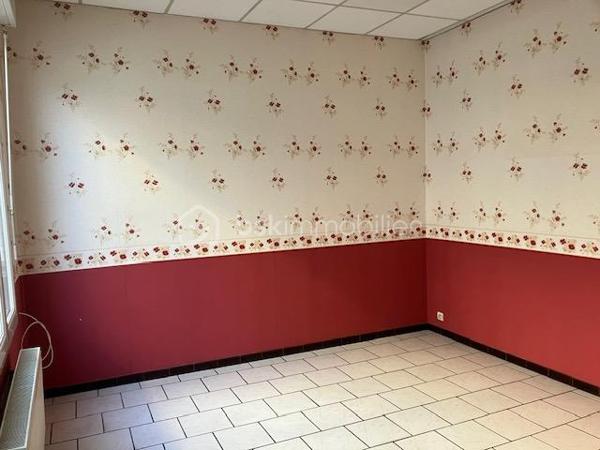 Très bonne localisation dans le QUARTIER CREVECOEUR à CALAIS ( 62100 )

Cet IMMEUBLE 3 LOTS vous assurera des REVENUS STABLES et CONFORTABLES.

IL MESURE 194 m2 habitables sur 3 niveaux + terrasse et Rooftop.

Construit vers 1930, il est à proximité du CENTRE-VILLE, de la GARE, des COMMERCES, des ECOLES, de la MAIRIE et des AXES RAPIDES A16 ( Vers Boulogne, Dunkerque, Saint-Omer ). 
Le BUS est GRATUIT dans toute la ville et vers l'UNIVERSITE !

SA CONFIGURATION ACTUELLE :
- GARAGE avec accès indépendant d'une surface d'env. 30 m2
- RDC :  APPARTEMENT T2 ou T3, avec TERRASSE et dépendance privative ( de légers travaux de confort seront nécessaires avant remise en location, ou en colocation possible pour 2 étudiants, ou en courte durée )
- ETAGE 1 : APPARTEMENT T3 avec ROOFTOP ( excellente locataire en place depuis plus de 30 ans )
- ETAGE 2 : APPARTEMENT T3 ( locataire en place depuis plus de 2 ans )

SES ASPECTS TECHNIQUES :
- Un HALL avec CAGE D'ESCALIER
- DALLE BETON
- Les MENUISERIES sont en double vitrage ( certaines avec volets roulants ).
- 4 COMPTEURS D'ELECTRICITE ( 3 pour les logements et 1 pour les communs ).
- 3 COMPTEURS D'EAU.
- Le CHAUFFAGE est individuel et électrique
- L'ASSAINISSEMENT est tout à l'égout.
- Une CAVE est accessible des communs.
- L'EAU CHAUDE est généré par des ballons électriques individuels.
- TOITURE REFAITE en 2018

LES NOTIONS ECONOMIQUES :
- L'immeuble est géré par une agence ( des économies sont réalisables )
- Les logements sont loués ( il reste les travaux à terminer sur l'appartement du RDC ).
- LOYERS NETS ACTUELS 45 + 375 + 480 + 600 ( futur loyer du rdc )  = 1500 x 12 = 18000 ( 10,35 % brut )
- DES PROVISIONS POUR CHARGES 5 + 30 + 30 + 30  = 95 mois x 12 = 1140 /an ( c'est très largement suffisant )
- TAXE FONCIERE 1635 /an.
- Les locataires sont en place depuis de nombreuses années. L'appartement du rdc ( vous avez les photos ) a été loué pendant pus de 35 ans par la même personne qui vient de décéder. Il est aménageable en T2 ou T3, pour de la colocation ou de la coure durée. 

DES VIDEOS ( du premier et du rdc ) SONT DISPONIBLES !

Encore une BONNE AFFAIRE présentée par Gilles O6 3O 89 OO O8

Je vous invite à visiter mon site : BSK gilles fourrier, à consommer sans modération.
Pour nos investisseurs, nous sommes en recherche de biens immobiliers locatifs à Vendre sur l'ensemble du Littoral.
N'hésitez pas à nous demander une ESTIMATION de VOTRE IMMEUBLE...ELLE VOUS SERA OFFERTE !
Je suis à votre disposition,  pour vous présenter la qualité et la puissance de nos actions commerciales,  qui transforment nos VENTES,  en de très BELLES REUSSITES IMMOBILIERES