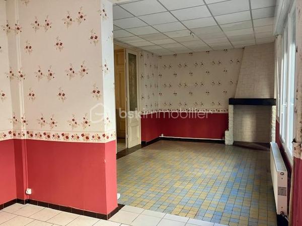 Très bonne localisation dans le QUARTIER CREVECOEUR à CALAIS ( 62100 )

Cet IMMEUBLE 3 LOTS vous assurera des REVENUS STABLES et CONFORTABLES.

IL MESURE 194 m2 habitables sur 3 niveaux + terrasse et Rooftop.

Construit vers 1930, il est à proximité du CENTRE-VILLE, de la GARE, des COMMERCES, des ECOLES, de la MAIRIE et des AXES RAPIDES A16 ( Vers Boulogne, Dunkerque, Saint-Omer ). 
Le BUS est GRATUIT dans toute la ville et vers l'UNIVERSITE !

SA CONFIGURATION ACTUELLE :
- GARAGE avec accès indépendant d'une surface d'env. 30 m2
- RDC :  APPARTEMENT T2 ou T3, avec TERRASSE et dépendance privative ( de légers travaux de confort seront nécessaires avant remise en location, ou en colocation possible pour 2 étudiants, ou en courte durée )
- ETAGE 1 : APPARTEMENT T3 avec ROOFTOP ( excellente locataire en place depuis plus de 30 ans )
- ETAGE 2 : APPARTEMENT T3 ( locataire en place depuis plus de 2 ans )

SES ASPECTS TECHNIQUES :
- Un HALL avec CAGE D'ESCALIER
- DALLE BETON
- Les MENUISERIES sont en double vitrage ( certaines avec volets roulants ).
- 4 COMPTEURS D'ELECTRICITE ( 3 pour les logements et 1 pour les communs ).
- 3 COMPTEURS D'EAU.
- Le CHAUFFAGE est individuel et électrique
- L'ASSAINISSEMENT est tout à l'égout.
- Une CAVE est accessible des communs.
- L'EAU CHAUDE est généré par des ballons électriques individuels.
- TOITURE REFAITE en 2018

LES NOTIONS ECONOMIQUES :
- L'immeuble est géré par une agence ( des économies sont réalisables )
- Les logements sont loués ( il reste les travaux à terminer sur l'appartement du RDC ).
- LOYERS NETS ACTUELS 45 + 375 + 480 + 600 ( futur loyer du rdc )  = 1500 x 12 = 18000 ( 10,35 % brut )
- DES PROVISIONS POUR CHARGES 5 + 30 + 30 + 30  = 95 mois x 12 = 1140 /an ( c'est très largement suffisant )
- TAXE FONCIERE 1635 /an.
- Les locataires sont en place depuis de nombreuses années. L'appartement du rdc ( vous avez les photos ) a été loué pendant pus de 35 ans par la même personne qui vient de décéder. Il est aménageable en T2 ou T3, pour de la colocation ou de la coure durée. 

DES VIDEOS ( du premier et du rdc ) SONT DISPONIBLES !

Encore une BONNE AFFAIRE présentée par Gilles O6 3O 89 OO O8

Je vous invite à visiter mon site : BSK gilles fourrier, à consommer sans modération.
Pour nos investisseurs, nous sommes en recherche de biens immobiliers locatifs à Vendre sur l'ensemble du Littoral.
N'hésitez pas à nous demander une ESTIMATION de VOTRE IMMEUBLE...ELLE VOUS SERA OFFERTE !
Je suis à votre disposition,  pour vous présenter la qualité et la puissance de nos actions commerciales,  qui transforment nos VENTES,  en de très BELLES REUSSITES IMMOBILIERES