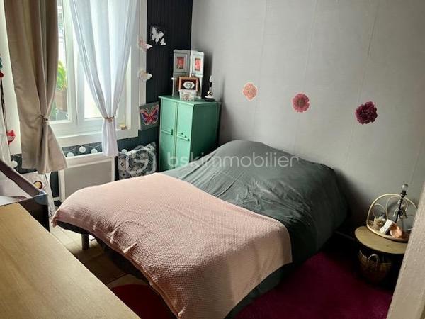 Très bonne localisation dans le QUARTIER CREVECOEUR à CALAIS ( 62100 )

Cet IMMEUBLE 3 LOTS vous assurera des REVENUS STABLES et CONFORTABLES.

IL MESURE 194 m2 habitables sur 3 niveaux + terrasse et Rooftop.

Construit vers 1930, il est à proximité du CENTRE-VILLE, de la GARE, des COMMERCES, des ECOLES, de la MAIRIE et des AXES RAPIDES A16 ( Vers Boulogne, Dunkerque, Saint-Omer ). 
Le BUS est GRATUIT dans toute la ville et vers l'UNIVERSITE !

SA CONFIGURATION ACTUELLE :
- GARAGE avec accès indépendant d'une surface d'env. 30 m2
- RDC :  APPARTEMENT T2 ou T3, avec TERRASSE et dépendance privative ( de légers travaux de confort seront nécessaires avant remise en location, ou en colocation possible pour 2 étudiants, ou en courte durée )
- ETAGE 1 : APPARTEMENT T3 avec ROOFTOP ( excellente locataire en place depuis plus de 30 ans )
- ETAGE 2 : APPARTEMENT T3 ( locataire en place depuis plus de 2 ans )

SES ASPECTS TECHNIQUES :
- Un HALL avec CAGE D'ESCALIER
- DALLE BETON
- Les MENUISERIES sont en double vitrage ( certaines avec volets roulants ).
- 4 COMPTEURS D'ELECTRICITE ( 3 pour les logements et 1 pour les communs ).
- 3 COMPTEURS D'EAU.
- Le CHAUFFAGE est individuel et électrique
- L'ASSAINISSEMENT est tout à l'égout.
- Une CAVE est accessible des communs.
- L'EAU CHAUDE est généré par des ballons électriques individuels.
- TOITURE REFAITE en 2018

LES NOTIONS ECONOMIQUES :
- L'immeuble est géré par une agence ( des économies sont réalisables )
- Les logements sont loués ( il reste les travaux à terminer sur l'appartement du RDC ).
- LOYERS NETS ACTUELS 45 + 375 + 480 + 600 ( futur loyer du rdc )  = 1500 x 12 = 18000 ( 10,35 % brut )
- DES PROVISIONS POUR CHARGES 5 + 30 + 30 + 30  = 95 mois x 12 = 1140 /an ( c'est très largement suffisant )
- TAXE FONCIERE 1635 /an.
- Les locataires sont en place depuis de nombreuses années. L'appartement du rdc ( vous avez les photos ) a été loué pendant pus de 35 ans par la même personne qui vient de décéder. Il est aménageable en T2 ou T3, pour de la colocation ou de la coure durée. 

DES VIDEOS ( du premier et du rdc ) SONT DISPONIBLES !

Encore une BONNE AFFAIRE présentée par Gilles O6 3O 89 OO O8

Je vous invite à visiter mon site : BSK gilles fourrier, à consommer sans modération.
Pour nos investisseurs, nous sommes en recherche de biens immobiliers locatifs à Vendre sur l'ensemble du Littoral.
N'hésitez pas à nous demander une ESTIMATION de VOTRE IMMEUBLE...ELLE VOUS SERA OFFERTE !
Je suis à votre disposition,  pour vous présenter la qualité et la puissance de nos actions commerciales,  qui transforment nos VENTES,  en de très BELLES REUSSITES IMMOBILIERES