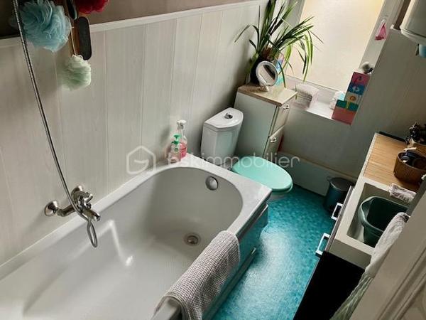 Très bonne localisation dans le QUARTIER CREVECOEUR à CALAIS ( 62100 )

Cet IMMEUBLE 3 LOTS vous assurera des REVENUS STABLES et CONFORTABLES.

IL MESURE 194 m2 habitables sur 3 niveaux + terrasse et Rooftop.

Construit vers 1930, il est à proximité du CENTRE-VILLE, de la GARE, des COMMERCES, des ECOLES, de la MAIRIE et des AXES RAPIDES A16 ( Vers Boulogne, Dunkerque, Saint-Omer ). 
Le BUS est GRATUIT dans toute la ville et vers l'UNIVERSITE !

SA CONFIGURATION ACTUELLE :
- GARAGE avec accès indépendant d'une surface d'env. 30 m2
- RDC :  APPARTEMENT T2 ou T3, avec TERRASSE et dépendance privative ( de légers travaux de confort seront nécessaires avant remise en location, ou en colocation possible pour 2 étudiants, ou en courte durée )
- ETAGE 1 : APPARTEMENT T3 avec ROOFTOP ( excellente locataire en place depuis plus de 30 ans )
- ETAGE 2 : APPARTEMENT T3 ( locataire en place depuis plus de 2 ans )

SES ASPECTS TECHNIQUES :
- Un HALL avec CAGE D'ESCALIER
- DALLE BETON
- Les MENUISERIES sont en double vitrage ( certaines avec volets roulants ).
- 4 COMPTEURS D'ELECTRICITE ( 3 pour les logements et 1 pour les communs ).
- 3 COMPTEURS D'EAU.
- Le CHAUFFAGE est individuel et électrique
- L'ASSAINISSEMENT est tout à l'égout.
- Une CAVE est accessible des communs.
- L'EAU CHAUDE est généré par des ballons électriques individuels.
- TOITURE REFAITE en 2018

LES NOTIONS ECONOMIQUES :
- L'immeuble est géré par une agence ( des économies sont réalisables )
- Les logements sont loués ( il reste les travaux à terminer sur l'appartement du RDC ).
- LOYERS NETS ACTUELS 45 + 375 + 480 + 600 ( futur loyer du rdc )  = 1500 x 12 = 18000 ( 10,35 % brut )
- DES PROVISIONS POUR CHARGES 5 + 30 + 30 + 30  = 95 mois x 12 = 1140 /an ( c'est très largement suffisant )
- TAXE FONCIERE 1635 /an.
- Les locataires sont en place depuis de nombreuses années. L'appartement du rdc ( vous avez les photos ) a été loué pendant pus de 35 ans par la même personne qui vient de décéder. Il est aménageable en T2 ou T3, pour de la colocation ou de la coure durée. 

DES VIDEOS ( du premier et du rdc ) SONT DISPONIBLES !

Encore une BONNE AFFAIRE présentée par Gilles O6 3O 89 OO O8

Je vous invite à visiter mon site : BSK gilles fourrier, à consommer sans modération.
Pour nos investisseurs, nous sommes en recherche de biens immobiliers locatifs à Vendre sur l'ensemble du Littoral.
N'hésitez pas à nous demander une ESTIMATION de VOTRE IMMEUBLE...ELLE VOUS SERA OFFERTE !
Je suis à votre disposition,  pour vous présenter la qualité et la puissance de nos actions commerciales,  qui transforment nos VENTES,  en de très BELLES REUSSITES IMMOBILIERES