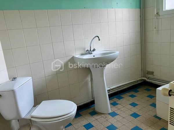 Très bonne localisation dans le QUARTIER CREVECOEUR à CALAIS ( 62100 )

Cet IMMEUBLE 3 LOTS vous assurera des REVENUS STABLES et CONFORTABLES.

IL MESURE 194 m2 habitables sur 3 niveaux + terrasse et Rooftop.

Construit vers 1930, il est à proximité du CENTRE-VILLE, de la GARE, des COMMERCES, des ECOLES, de la MAIRIE et des AXES RAPIDES A16 ( Vers Boulogne, Dunkerque, Saint-Omer ). 
Le BUS est GRATUIT dans toute la ville et vers l'UNIVERSITE !

SA CONFIGURATION ACTUELLE :
- GARAGE avec accès indépendant d'une surface d'env. 30 m2
- RDC :  APPARTEMENT T2 ou T3, avec TERRASSE et dépendance privative ( de légers travaux de confort seront nécessaires avant remise en location, ou en colocation possible pour 2 étudiants, ou en courte durée )
- ETAGE 1 : APPARTEMENT T3 avec ROOFTOP ( excellente locataire en place depuis plus de 30 ans )
- ETAGE 2 : APPARTEMENT T3 ( locataire en place depuis plus de 2 ans )

SES ASPECTS TECHNIQUES :
- Un HALL avec CAGE D'ESCALIER
- DALLE BETON
- Les MENUISERIES sont en double vitrage ( certaines avec volets roulants ).
- 4 COMPTEURS D'ELECTRICITE ( 3 pour les logements et 1 pour les communs ).
- 3 COMPTEURS D'EAU.
- Le CHAUFFAGE est individuel et électrique
- L'ASSAINISSEMENT est tout à l'égout.
- Une CAVE est accessible des communs.
- L'EAU CHAUDE est généré par des ballons électriques individuels.
- TOITURE REFAITE en 2018

LES NOTIONS ECONOMIQUES :
- L'immeuble est géré par une agence ( des économies sont réalisables )
- Les logements sont loués ( il reste les travaux à terminer sur l'appartement du RDC ).
- LOYERS NETS ACTUELS 45 + 375 + 480 + 600 ( futur loyer du rdc )  = 1500 x 12 = 18000 ( 10,35 % brut )
- DES PROVISIONS POUR CHARGES 5 + 30 + 30 + 30  = 95 mois x 12 = 1140 /an ( c'est très largement suffisant )
- TAXE FONCIERE 1635 /an.
- Les locataires sont en place depuis de nombreuses années. L'appartement du rdc ( vous avez les photos ) a été loué pendant pus de 35 ans par la même personne qui vient de décéder. Il est aménageable en T2 ou T3, pour de la colocation ou de la coure durée. 

DES VIDEOS ( du premier et du rdc ) SONT DISPONIBLES !

Encore une BONNE AFFAIRE présentée par Gilles O6 3O 89 OO O8

Je vous invite à visiter mon site : BSK gilles fourrier, à consommer sans modération.
Pour nos investisseurs, nous sommes en recherche de biens immobiliers locatifs à Vendre sur l'ensemble du Littoral.
N'hésitez pas à nous demander une ESTIMATION de VOTRE IMMEUBLE...ELLE VOUS SERA OFFERTE !
Je suis à votre disposition,  pour vous présenter la qualité et la puissance de nos actions commerciales,  qui transforment nos VENTES,  en de très BELLES REUSSITES IMMOBILIERES