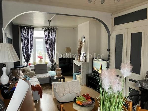 Très bonne localisation dans le QUARTIER CREVECOEUR à CALAIS ( 62100 )

Cet IMMEUBLE 3 LOTS vous assurera des REVENUS STABLES et CONFORTABLES.

IL MESURE 194 m2 habitables sur 3 niveaux + terrasse et Rooftop.

Construit vers 1930, il est à proximité du CENTRE-VILLE, de la GARE, des COMMERCES, des ECOLES, de la MAIRIE et des AXES RAPIDES A16 ( Vers Boulogne, Dunkerque, Saint-Omer ). 
Le BUS est GRATUIT dans toute la ville et vers l'UNIVERSITE !

SA CONFIGURATION ACTUELLE :
- GARAGE avec accès indépendant d'une surface d'env. 30 m2
- RDC :  APPARTEMENT T2 ou T3, avec TERRASSE et dépendance privative ( de légers travaux de confort seront nécessaires avant remise en location, ou en colocation possible pour 2 étudiants, ou en courte durée )
- ETAGE 1 : APPARTEMENT T3 avec ROOFTOP ( excellente locataire en place depuis plus de 30 ans )
- ETAGE 2 : APPARTEMENT T3 ( locataire en place depuis plus de 2 ans )

SES ASPECTS TECHNIQUES :
- Un HALL avec CAGE D'ESCALIER
- DALLE BETON
- Les MENUISERIES sont en double vitrage ( certaines avec volets roulants ).
- 4 COMPTEURS D'ELECTRICITE ( 3 pour les logements et 1 pour les communs ).
- 3 COMPTEURS D'EAU.
- Le CHAUFFAGE est individuel et électrique
- L'ASSAINISSEMENT est tout à l'égout.
- Une CAVE est accessible des communs.
- L'EAU CHAUDE est généré par des ballons électriques individuels.
- TOITURE REFAITE en 2018

LES NOTIONS ECONOMIQUES :
- L'immeuble est géré par une agence ( des économies sont réalisables )
- Les logements sont loués ( il reste les travaux à terminer sur l'appartement du RDC ).
- LOYERS NETS ACTUELS 45 + 375 + 480 + 600 ( futur loyer du rdc )  = 1500 x 12 = 18000 ( 10,35 % brut )
- DES PROVISIONS POUR CHARGES 5 + 30 + 30 + 30  = 95 mois x 12 = 1140 /an ( c'est très largement suffisant )
- TAXE FONCIERE 1635 /an.
- Les locataires sont en place depuis de nombreuses années. L'appartement du rdc ( vous avez les photos ) a été loué pendant pus de 35 ans par la même personne qui vient de décéder. Il est aménageable en T2 ou T3, pour de la colocation ou de la coure durée. 

DES VIDEOS ( du premier et du rdc ) SONT DISPONIBLES !

Encore une BONNE AFFAIRE présentée par Gilles O6 3O 89 OO O8

Je vous invite à visiter mon site : BSK gilles fourrier, à consommer sans modération.
Pour nos investisseurs, nous sommes en recherche de biens immobiliers locatifs à Vendre sur l'ensemble du Littoral.
N'hésitez pas à nous demander une ESTIMATION de VOTRE IMMEUBLE...ELLE VOUS SERA OFFERTE !
Je suis à votre disposition,  pour vous présenter la qualité et la puissance de nos actions commerciales,  qui transforment nos VENTES,  en de très BELLES REUSSITES IMMOBILIERES